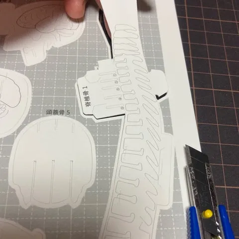 部品を外す作業